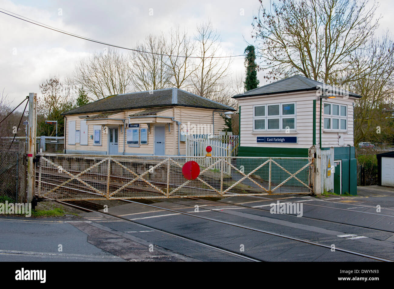 East Farleigh Railway Station traditionellen schließe die Schranken und Stellwerks-UK Stockfoto