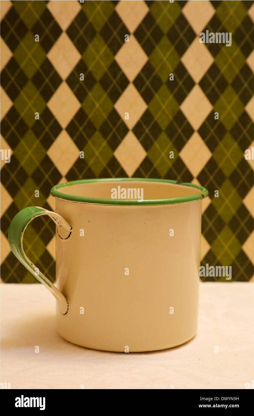 Alte Emaille Becher in Stillleben Einstellung Stockfoto