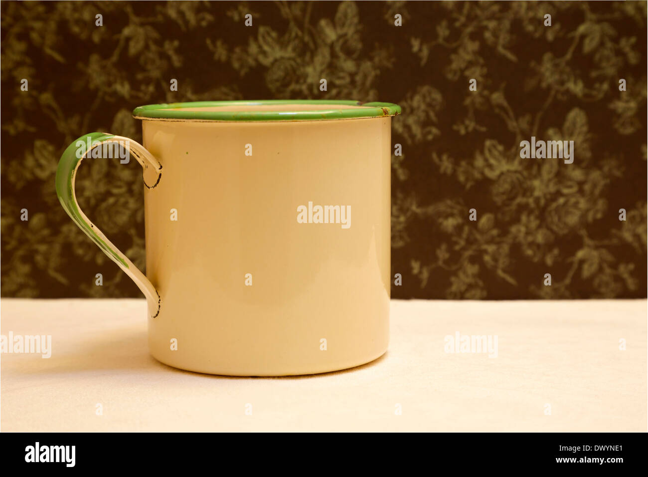 Alte Emaille Becher in Stillleben Einstellung Stockfoto