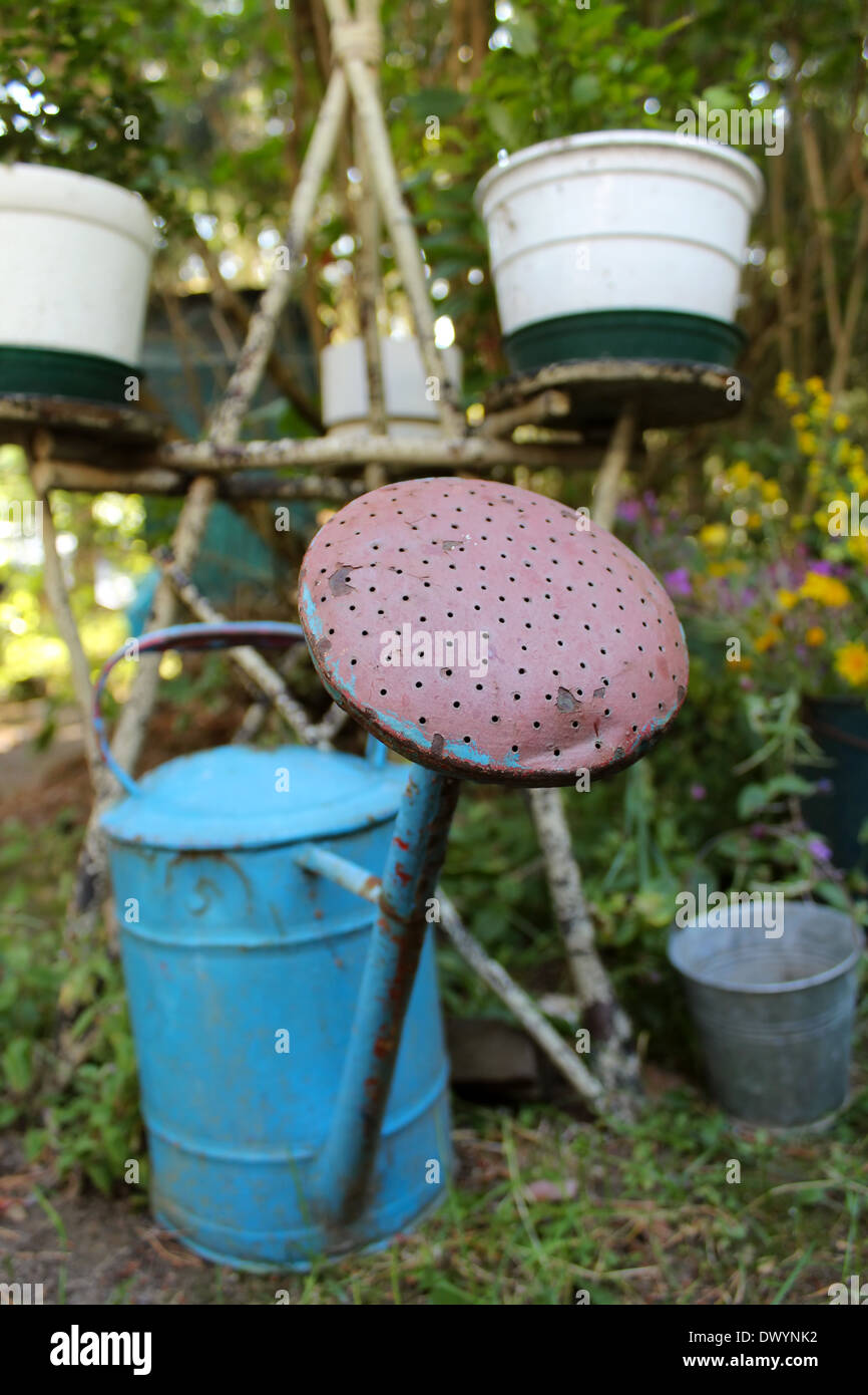 Antike Gießkanne, Eimer und Blume rack zur Veranschaulichung Gartenarbeiten Stockfoto