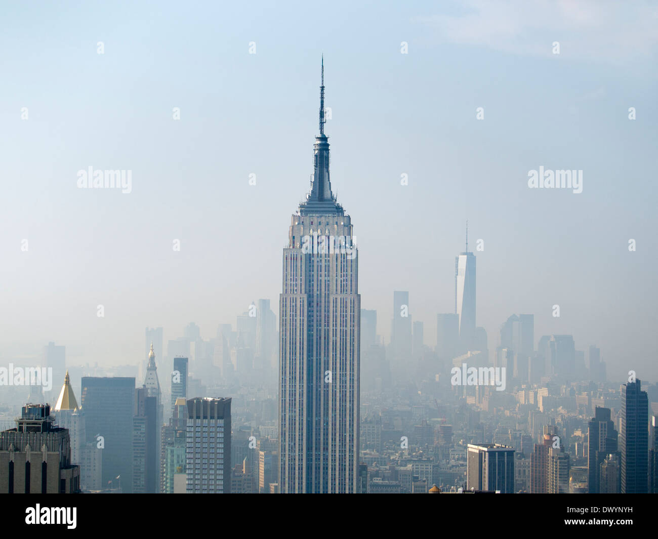 Das Empire State Building und das neue One World Trade Center von der Rockefeller Building gesehen an einem nebligen Tag in New York, USA 4 Stockfoto