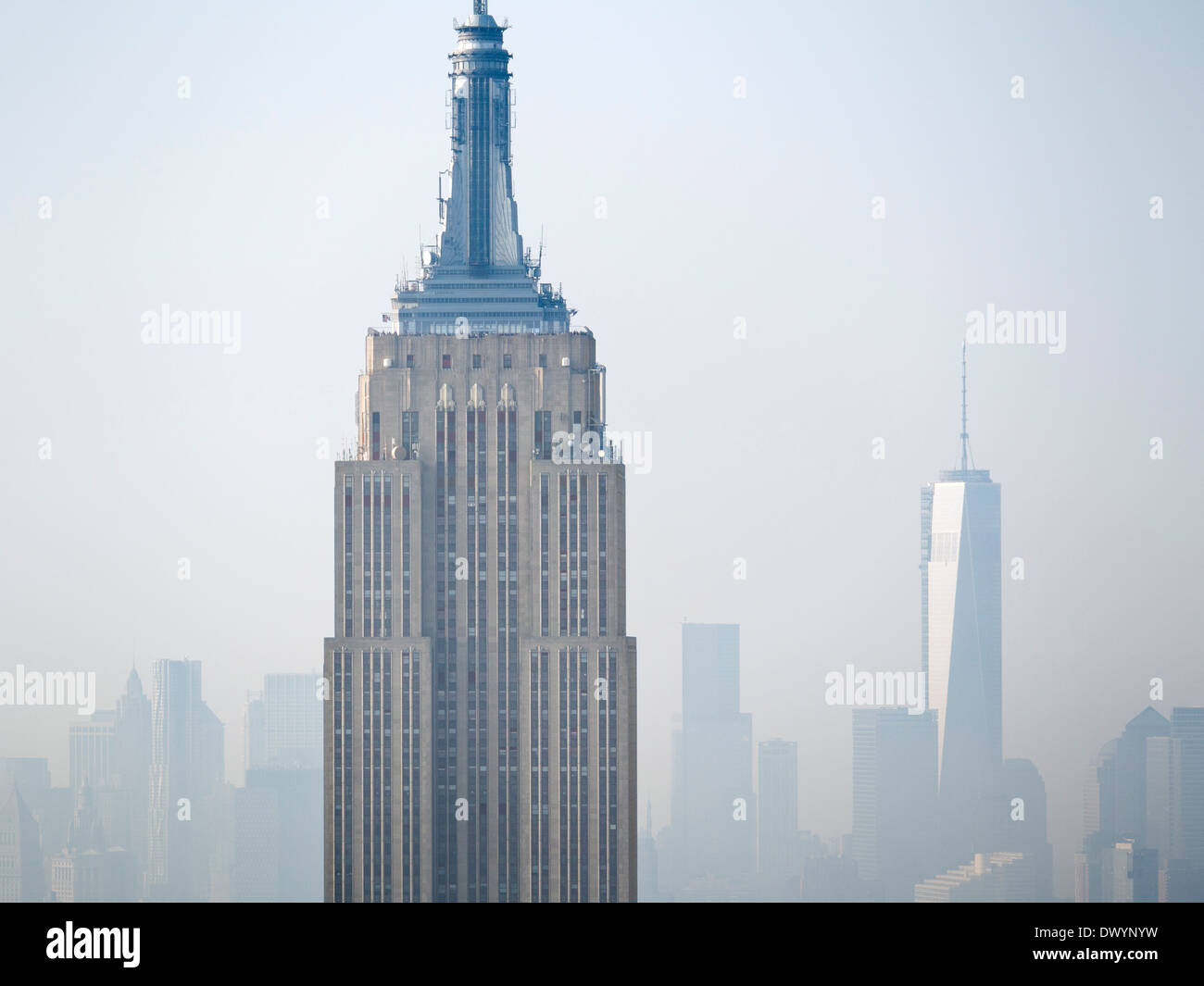 Das Empire State Building und das neue One World Trade Center von der Rockefeller Building gesehen an einem nebligen Tag in New York, USA 3 Stockfoto