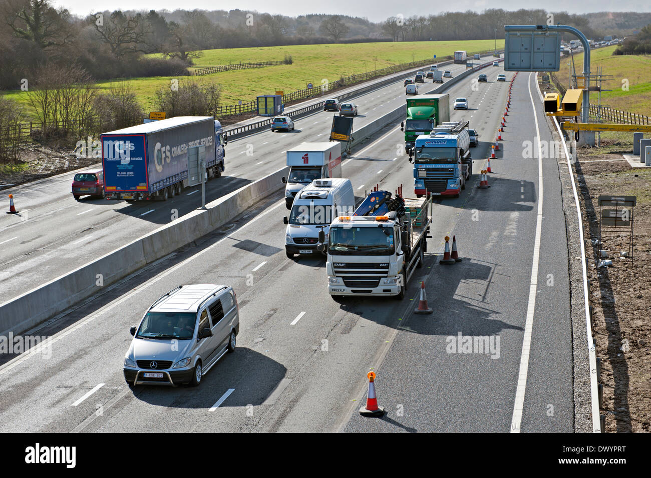 Datenverkehr ein Kegel off-Bereich auf der Autobahn M25 in Surrey, Großbritannien Stockfoto