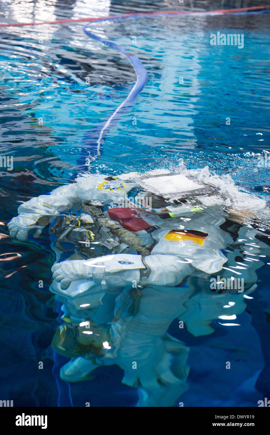 ESA-Astronaut Alexander Gerst im Wasser Schwerelosigkeit Simulation Crew-Trainings und Zertifizierungen für Expedition 40/41 am Johnson Space Center 17. September 2013 in Houston, Texas. Stockfoto