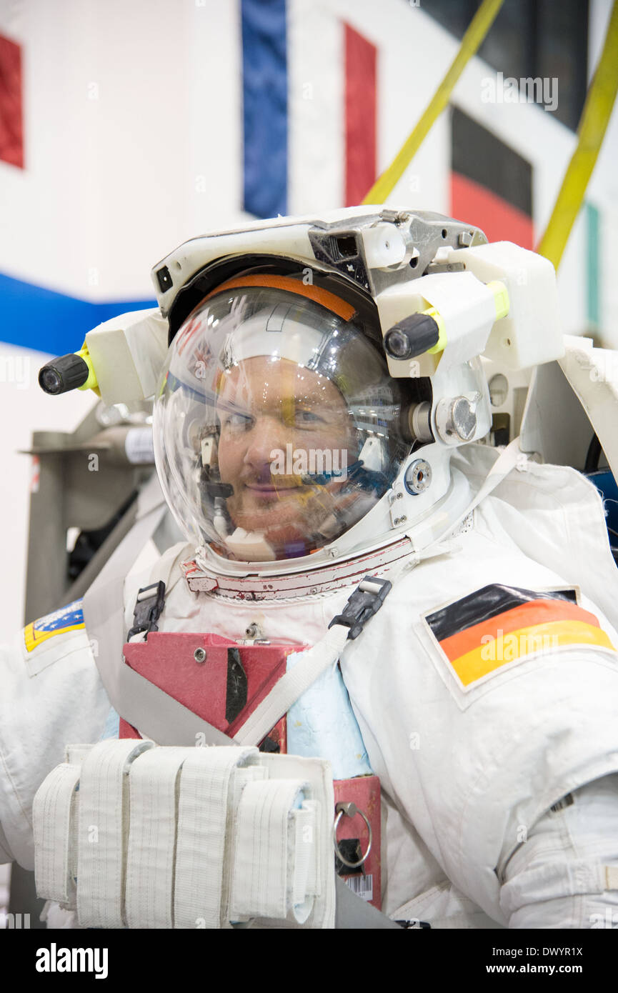 ESA-Astronaut Alexander Gerst eignet sich vor Beginn der Wasser Schwerelosigkeit Simulation Crew-Trainings und Zertifizierungen für Expedition 40/41 am Johnson Space Center 17. September 2013 in Houston, Texas. Stockfoto