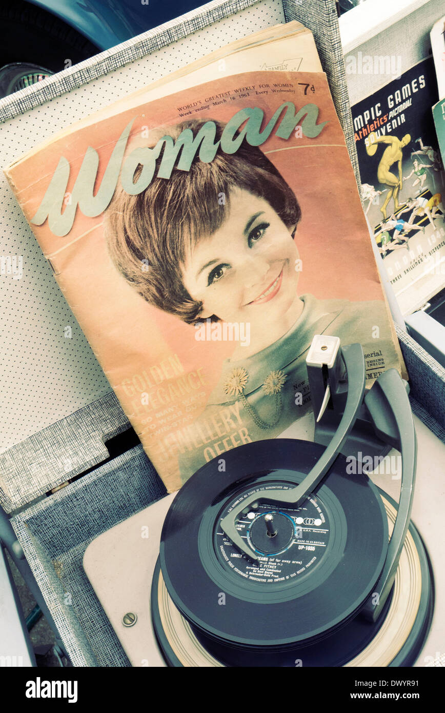 London, UK. 15. März 2014. Klassische Flohmarkt, South Bank London UK. Vintage Kleidung, Oldtimer, Motorycles und Roller. 15.03.2014 Credit: Martyn Goddard/Alamy Live-Nachrichten Stockfoto