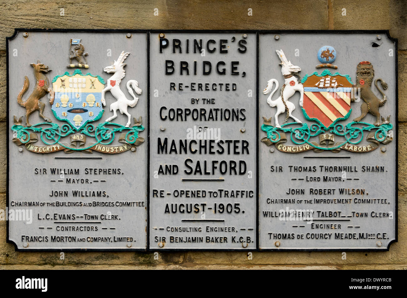 Gedenktafel an der Prinz-Brücke über den Fluss Irwell zwischen Salford und Manchester, England, UK Stockfoto