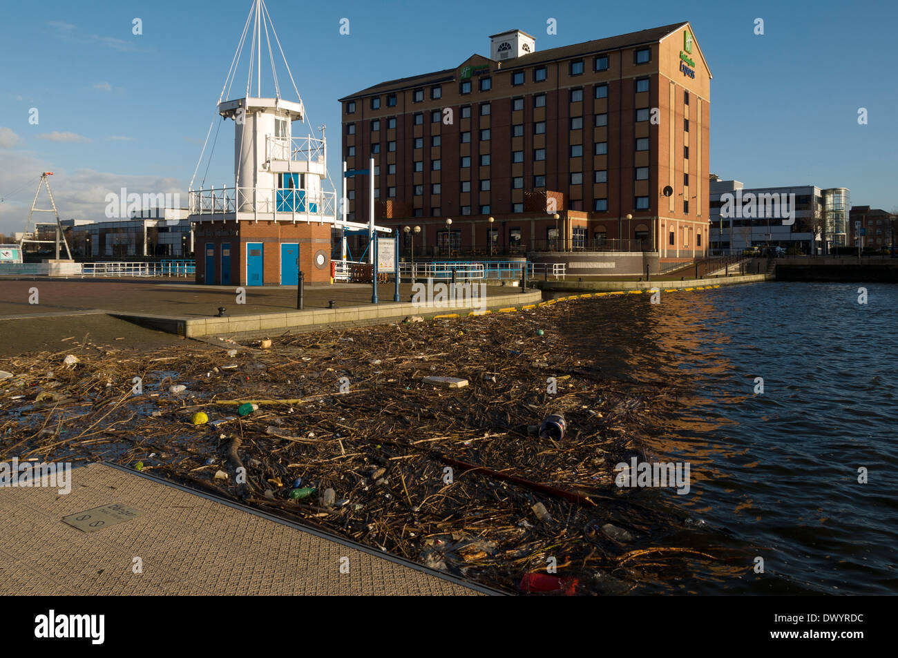 Holiday Inn Express bei Welland Lock, Salford Quays, Manchester, England, UK.  Mit viel Treibgut im Vordergrund. Stockfoto