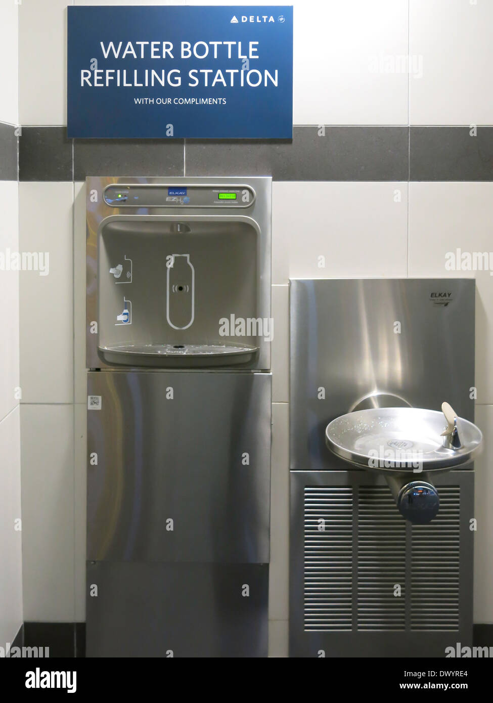 Flasche Wasser nachfüllen Station in der Delta-Terminal, Flughafen La Guardia, New York Stockfoto