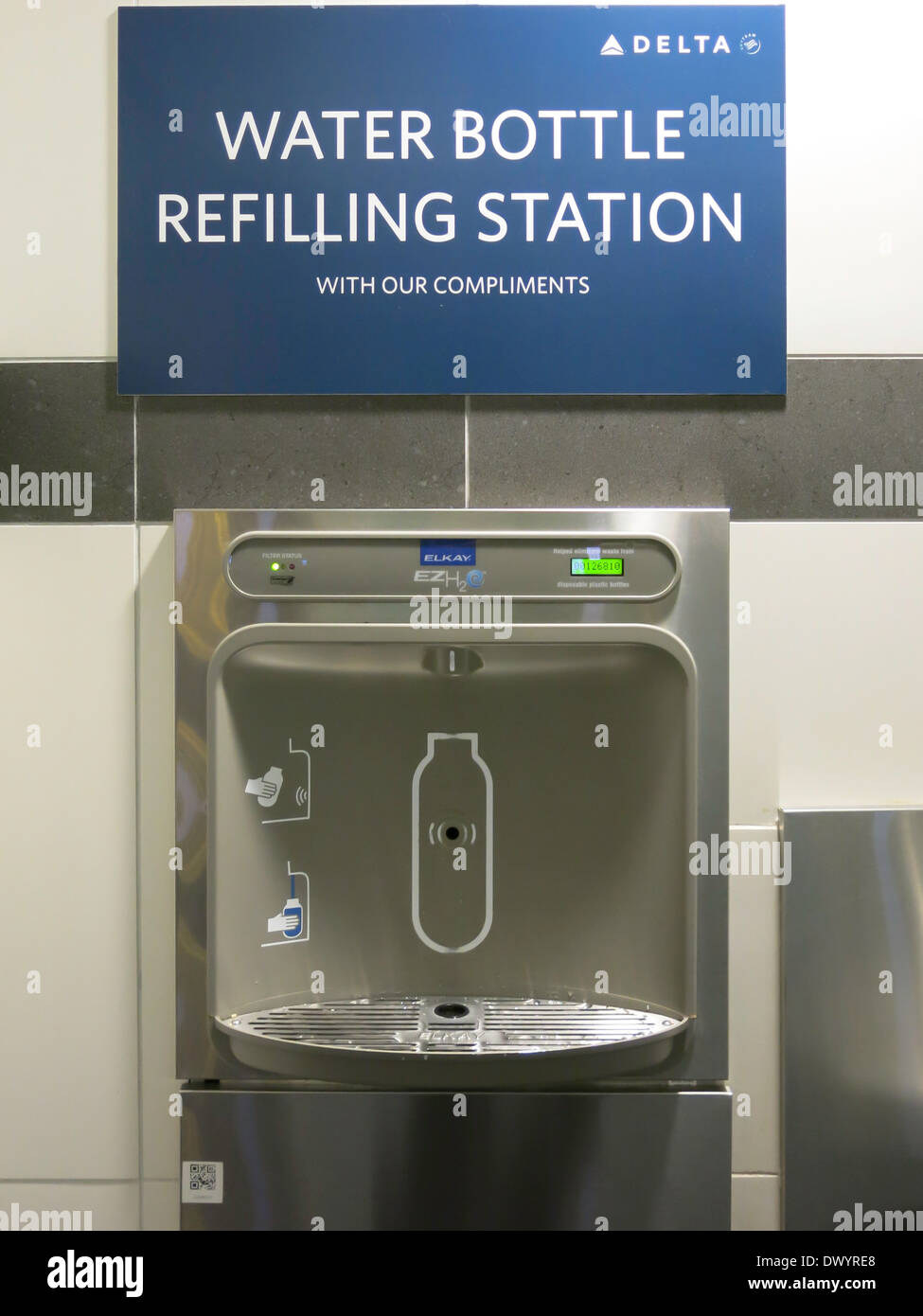 Flasche Wasser nachfüllen Station in der Delta-Terminal, Flughafen La Guardia, New York Stockfoto