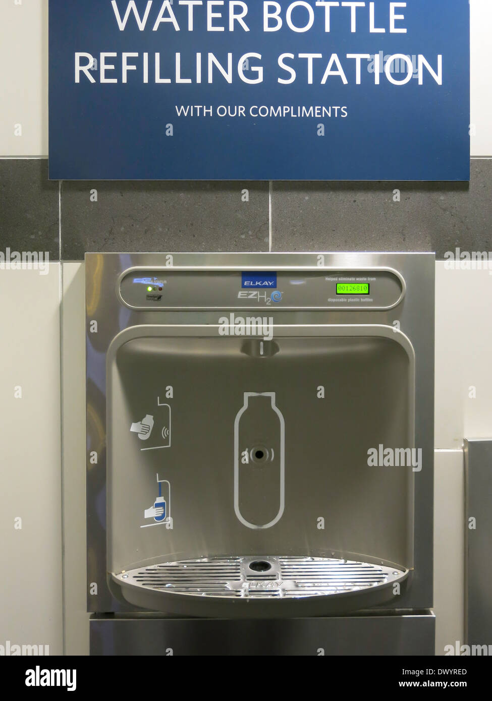 Flasche Wasser nachfüllen Station in der Delta-Terminal, Flughafen La Guardia, New York Stockfoto