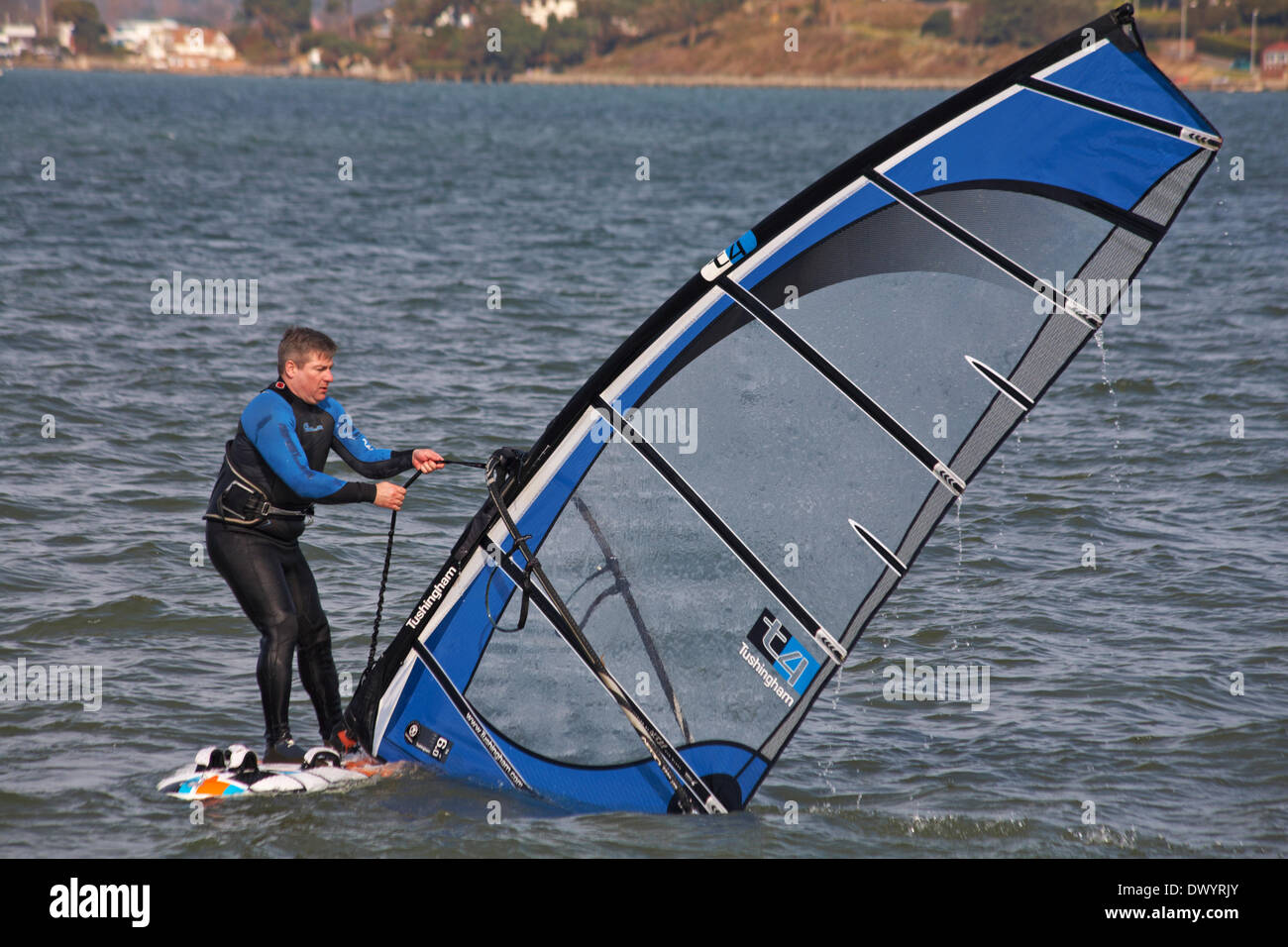 Sandbänke, Poole, UK Samstag, 15. März 2014. Um das Beste aus einem herrlich warmen sonnigen Frühlingstag - wind-Surfer unter Ausnutzung des Windes auf Sandbänken Credit: Carolyn Jenkins/Alamy Live News Stockfoto