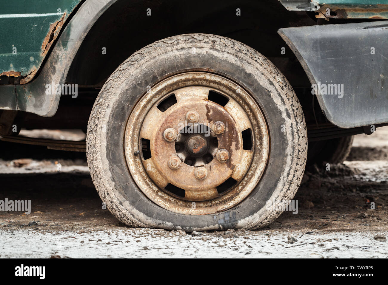 Verrostete Rad altes Auto. Nahaufnahme Foto Stockfoto