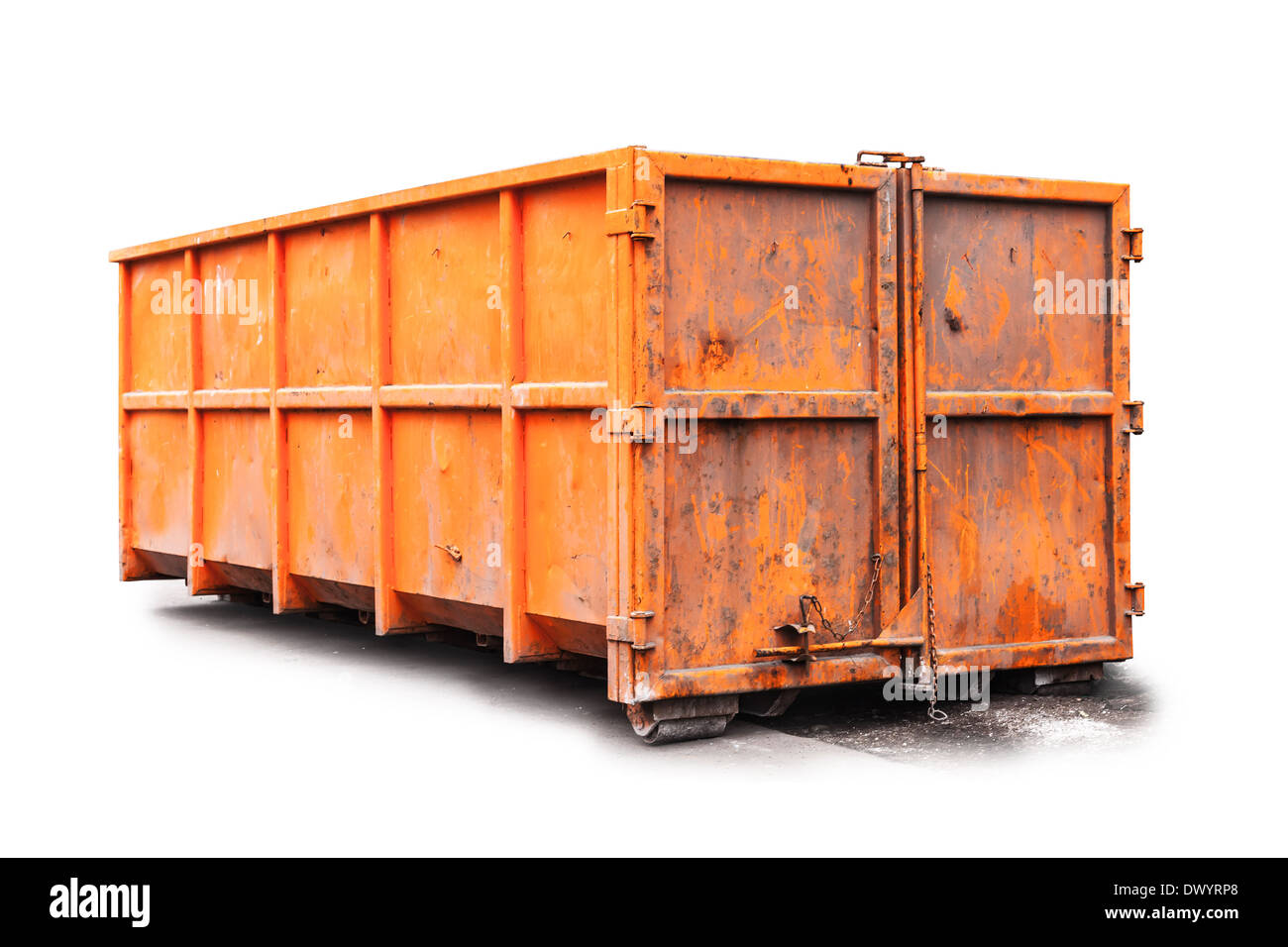 Große Metall orange Abfallbehälter isoliert auf weiss Stockfoto