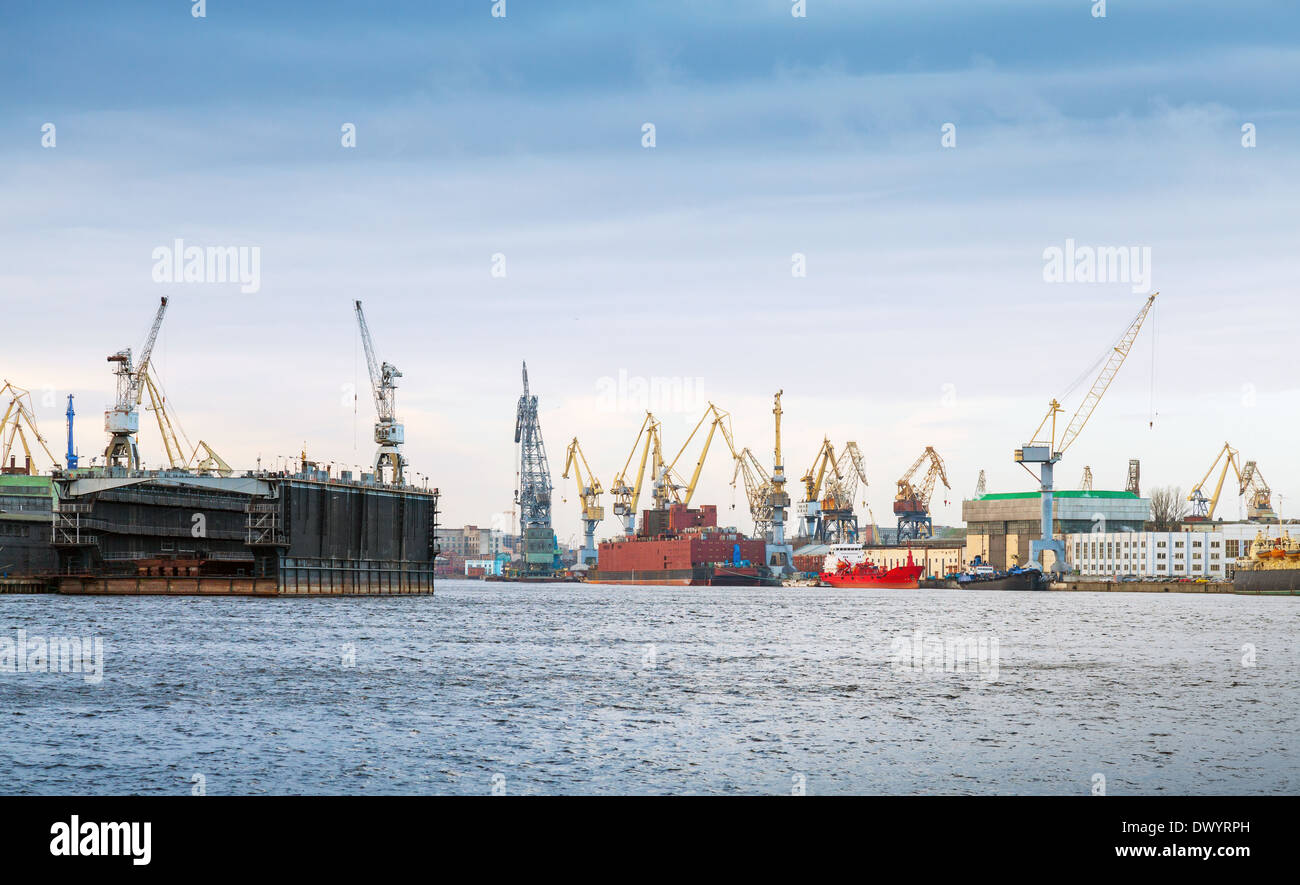 Industrielle Panorama mit Kränen und Docks. Große Newa in St. Petersburg, Russland Stockfoto