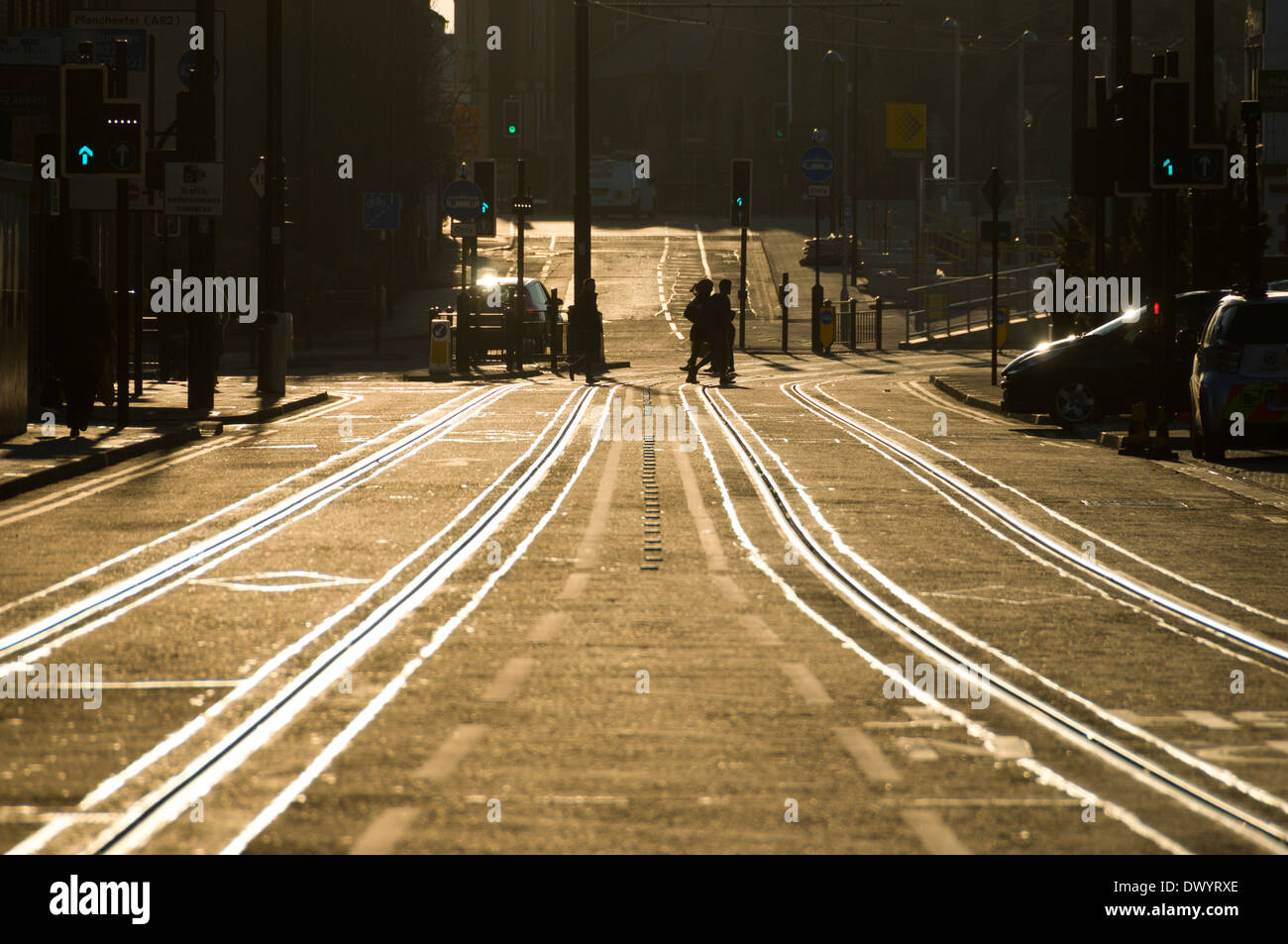 Die Sonne reflektiert auf Straßenbahn Linien, Union Street, Oldham, Greater Manchester, England, UK Stockfoto