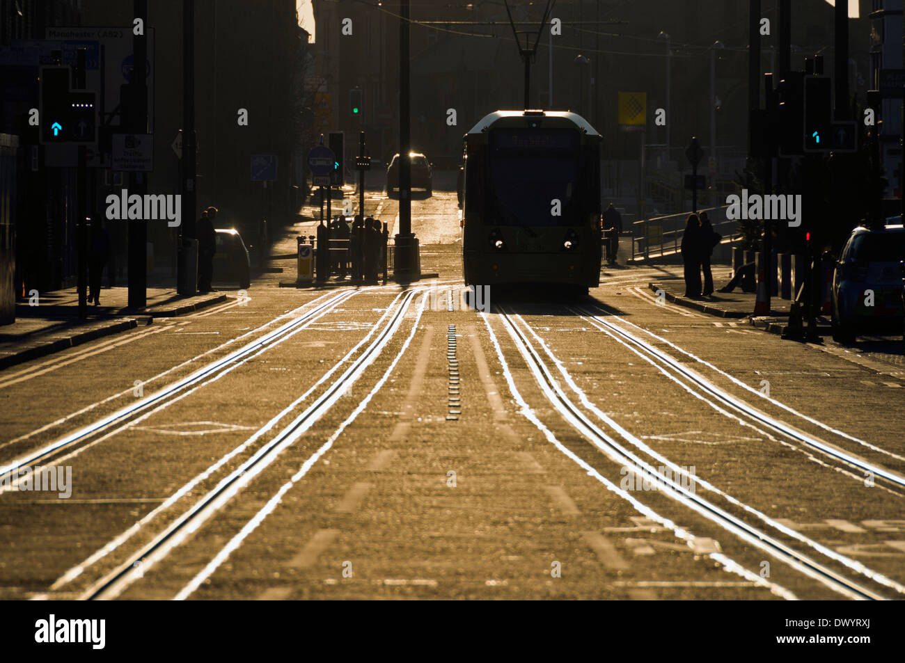 Metrolink Straßenbahn mit der Sonne reflektieren, Straßenbahn Linien, Union Street, Oldham, Greater Manchester, England, UK Stockfoto