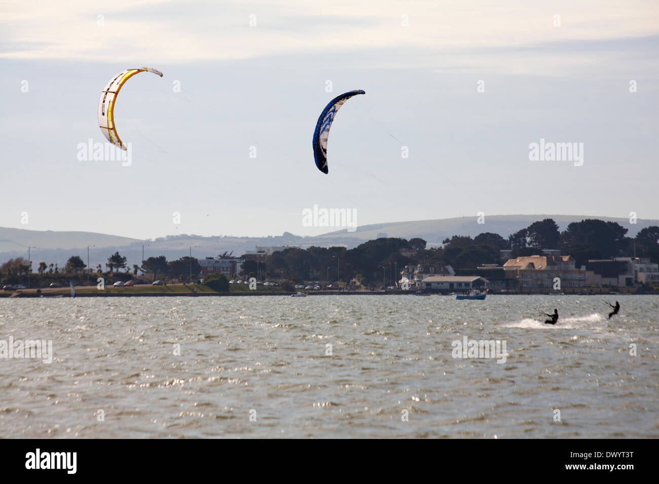 Sandbanks, Poole, Großbritannien Samstag, 15. März 2014. Das Beste aus einem herrlich warmen sonnigen Frühlingstag machen - Kitesurfer machen das Beste aus der Brise an Sandbanks. Kitesurfer Kitesurfer Kitesurfer Kitesurfer Kitesurfer Kitesurfen Kitesurfen Kitesurfen Kitesurfen Kitesurfen Kitesurfen Kitesurfen Kitesurfer Kitesurfer Kitesurfer Kitesurfer Kitesurfer Kitesurfer Stockfoto