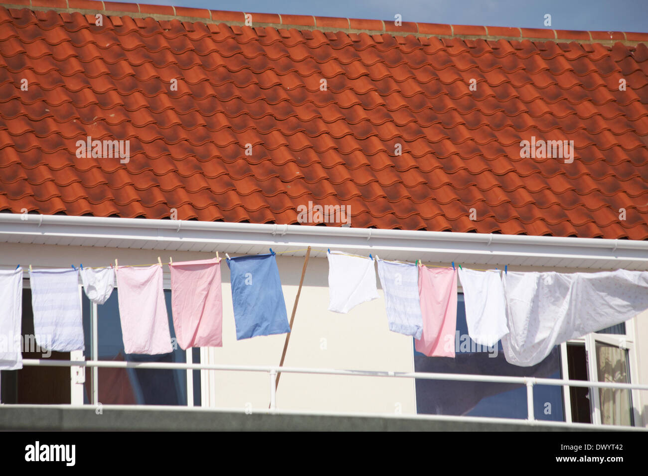 Sandbänke, Poole, UK Samstag, 15. März 2014. Machen das Beste aus einem herrlich warmen sonnigen Frühlingstag - waschen hängen zum Trocknen in der Brise auf Sandbänken Credit: Carolyn Jenkins/Alamy Live News Stockfoto