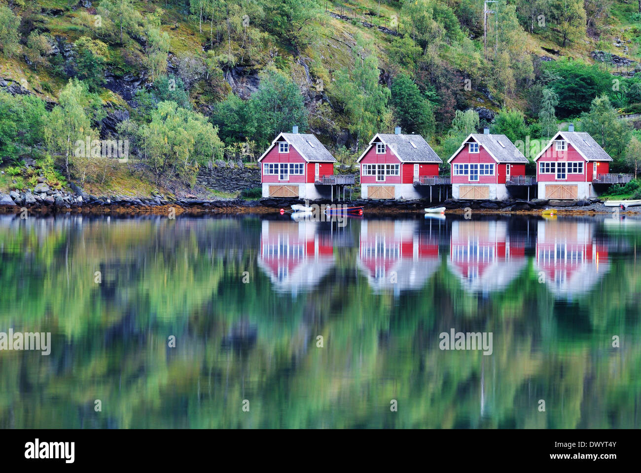 Landschaft in Flam Norwegen, Fischer-Hütte und Reflexion. Stockfoto