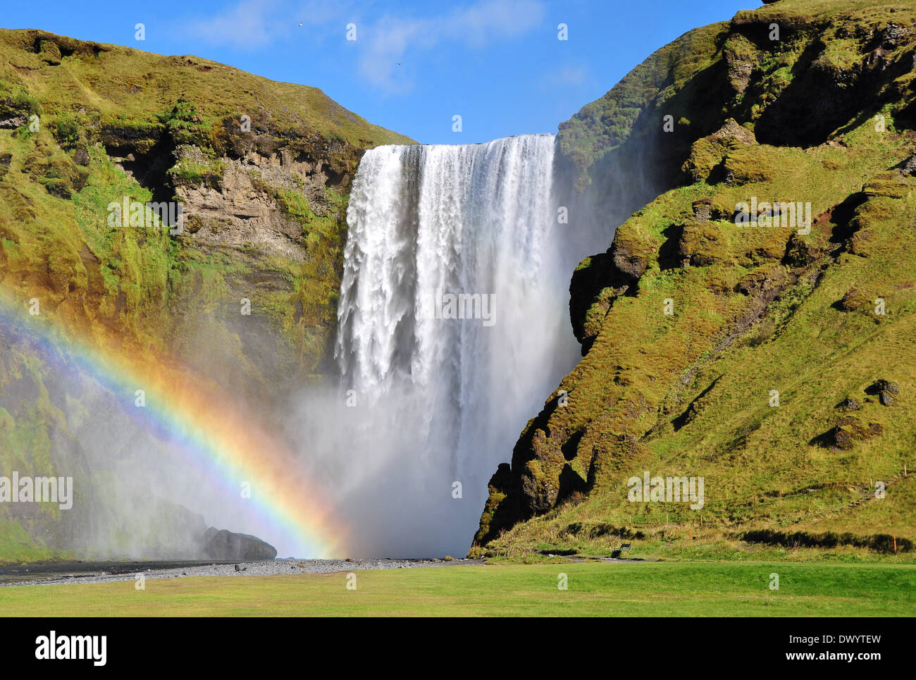 Wasserfall und Regenbogen am Skogafoss Island. Stockfoto