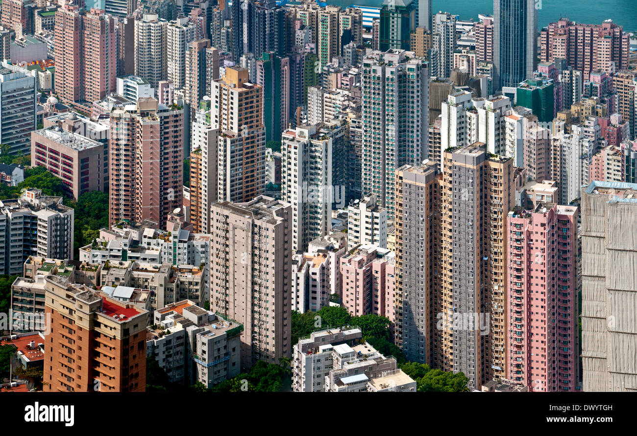 Blick hinunter in konzentrierter städtische Unterkunft in einem Hochhaus Dschungel auf Hong Kong Island Stockfoto