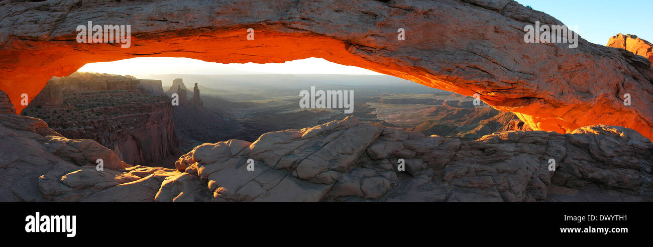 Sonnenaufgang am Mesa Arch Stockfoto