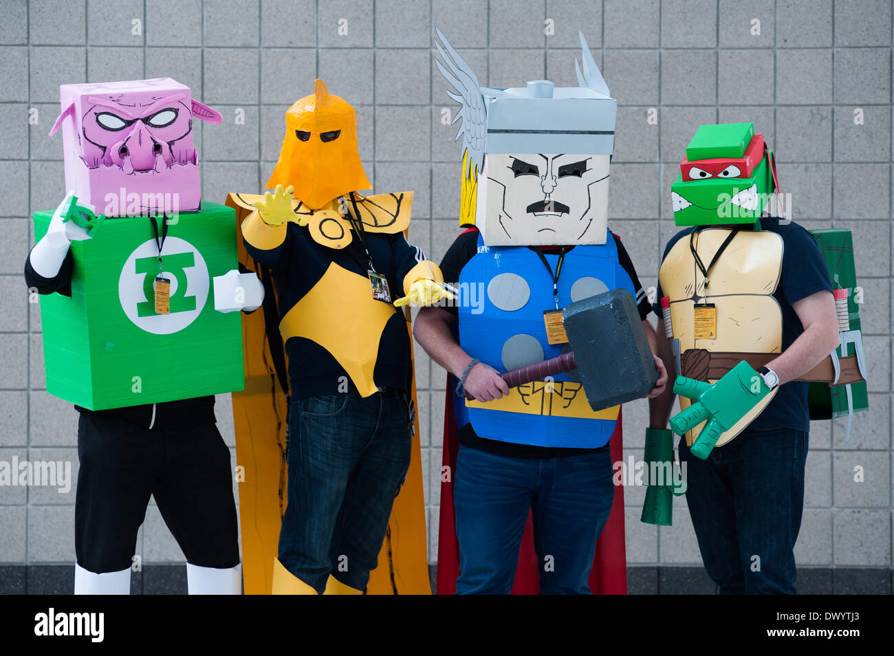 London, UK - 15. März 2014: Menschen angezogen als teenage mutant Ninja Turtle, Thor, Doctor Fate und Kilowog Pose für ein Bild während der London Super Comic Con in Excel. Bildnachweis: Piero Cruciatti/Alamy Live-Nachrichten Stockfoto