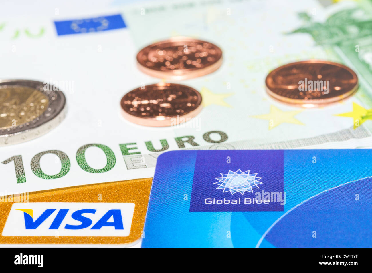 München, Deutschland - 23. Februar 2014: "Global Blue", "Visa" Kreditkarte und Bargeld - Ihren Weg für Steuer frei einkaufen. Stockfoto