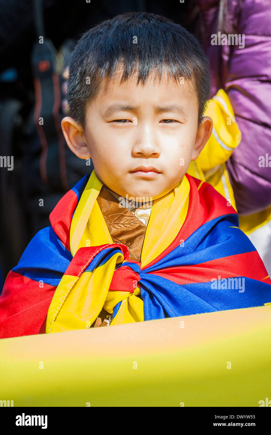 Organisationen fordern für ein freies Tibet hand in einer Petition an Nummer 10 Downing Street und dann marschieren auf der chinesischen Botschaft.  Zur gleichen Zeit versuchen Anhänger von nicht - russischen Ukraine, die britische Regierung die Folgen der anderen super-power Landraub aufmerksam zu machen. Whitehall, London, UK 15. März 2014. Stockfoto