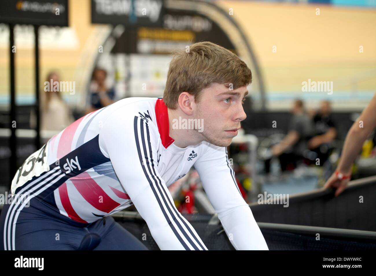 Lee Valley VeloPark, London, UK. 15. März 2014. Revolution Series Track Cycling Runde 5, Tag 2. Phillip Hindes Aufwärmen Credit: Neville Stile/Alamy Live News Stockfoto