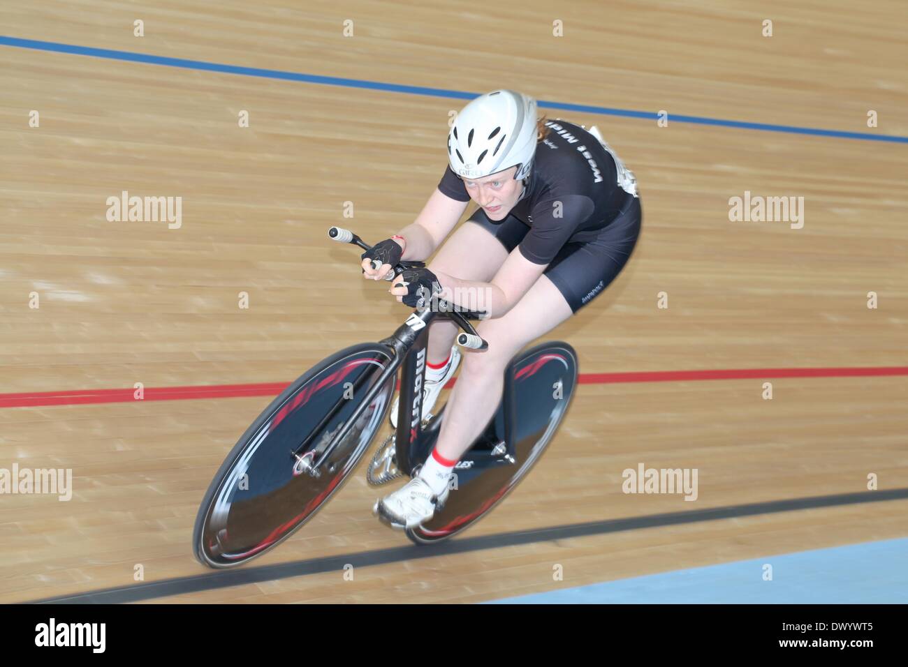 Lee Valley VeloPark, London, UK. 15. März 2014. Revolution Series Track Cycling Runde 5, Tag 2. Emily Nelson bei der Omnium Verfolgung Credit: Neville Stile/Alamy Live News Stockfoto