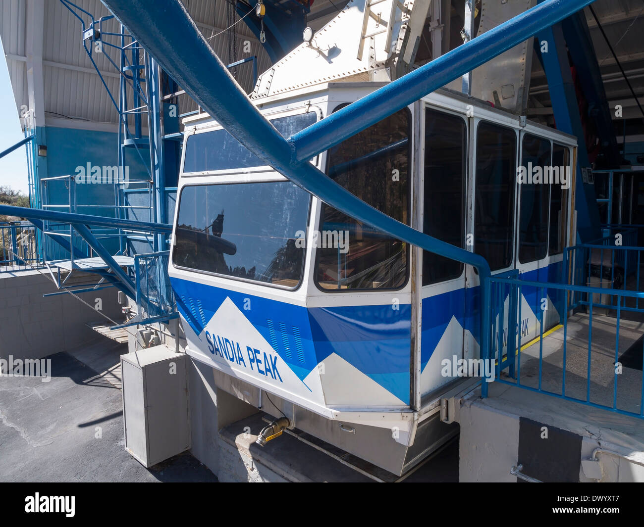 Die untere Station und Auto auf den Sandia Peak Tramway-Seilbahn, Albuquerque, New Mexico, USA. Stockfoto
