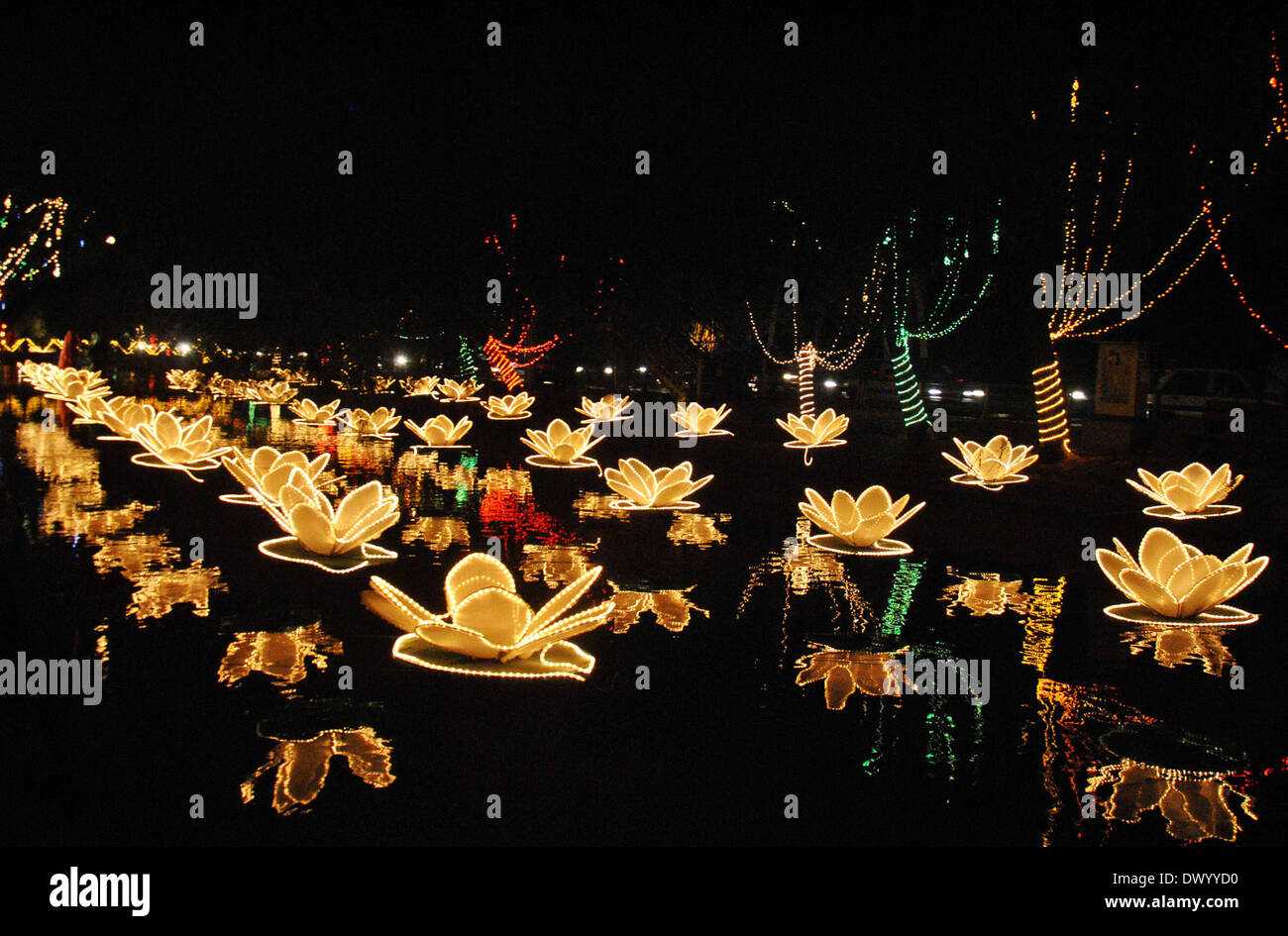 Lahore. 15. März 2014. Künstliche Blume Lichter sind in einem Kanal ...