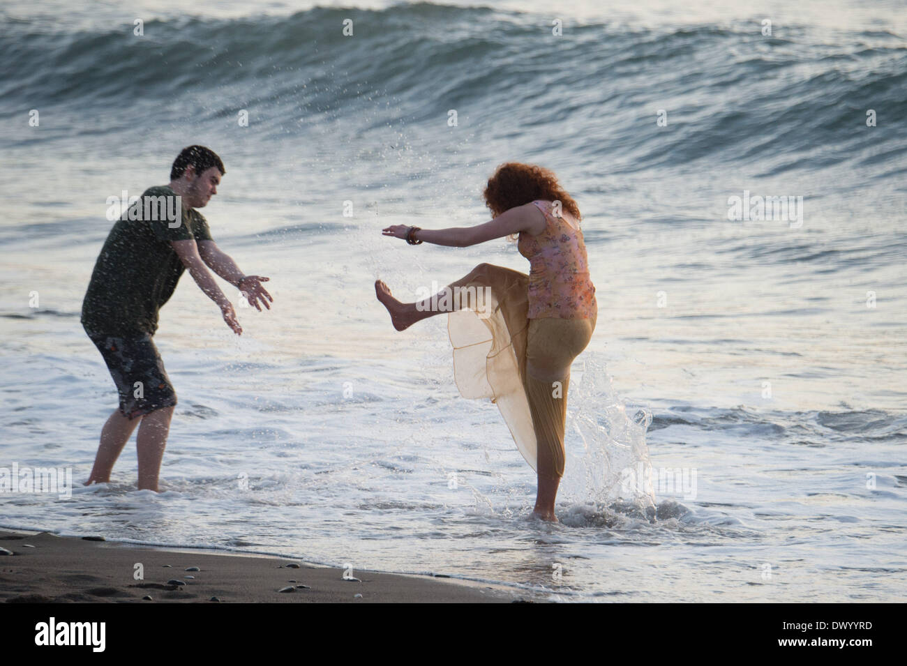 Aberystwyth Wales Uk, Samstag, 15. März 2014 Menschen genießen die warme Frühlingssonne am Meer in Aberystwyth an der Küste Ceredigion, West Wales UK, mit Temperaturen bis zu den hohen Teens Celsius durch am Nachmittag. Bildnachweis: Keith Morris/Alamy Live-Nachrichten Stockfoto