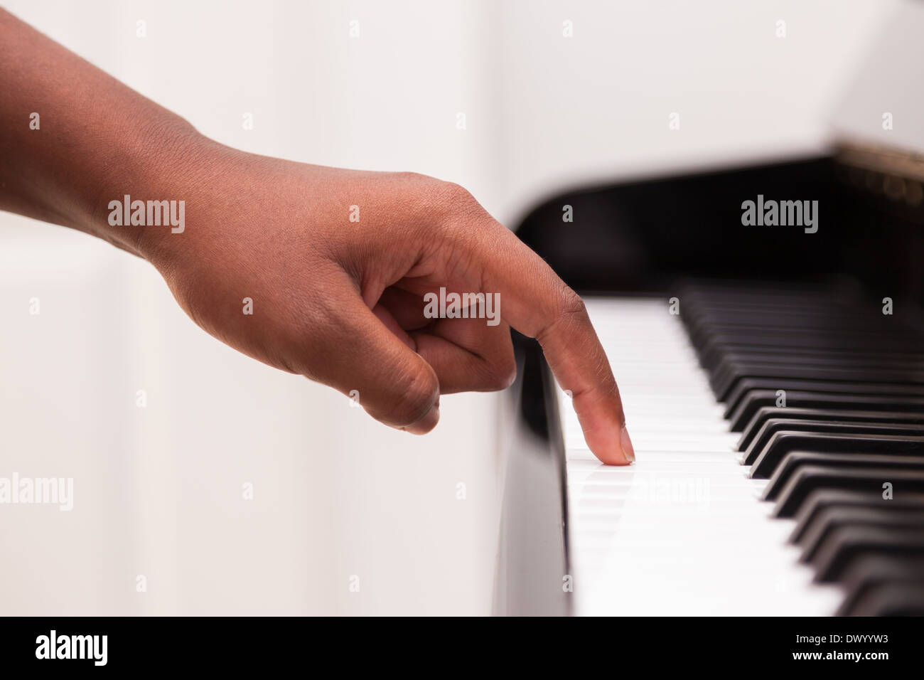 African American Hand spielen Klavier - berühren Klaviertasten - Menschen mit schwarzer Hautfarbe Stockfoto