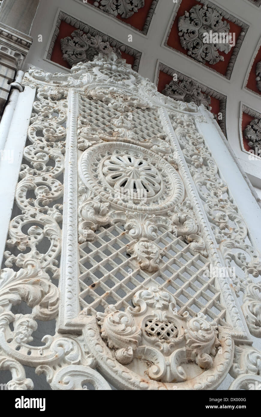 Perspektiven der Dolmabahce Palast Eingang in Istanbul in der Türkei Stockfoto