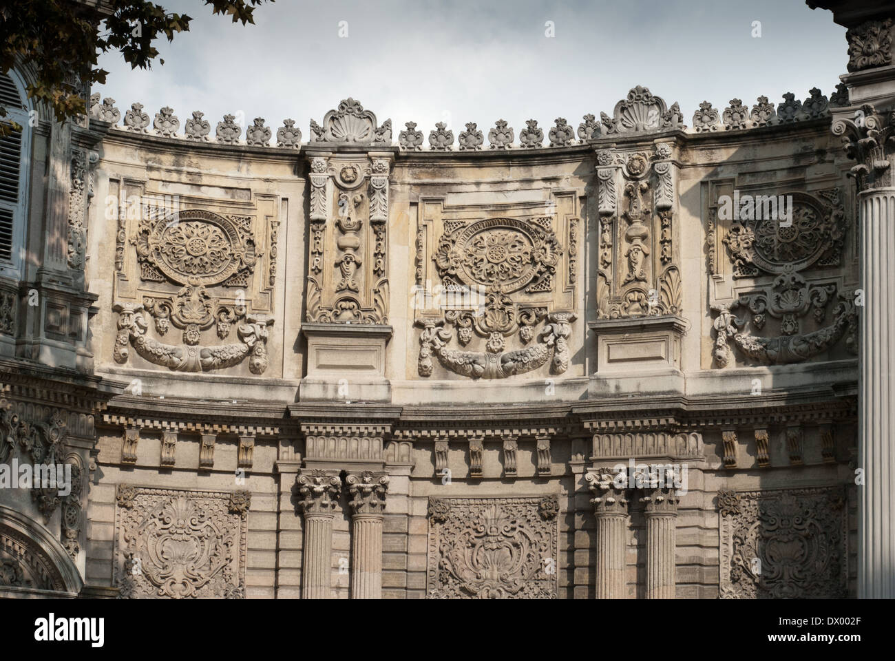 Detail der Dolmabahce Palast Eingang in Istanbul, Türkei Stockfoto