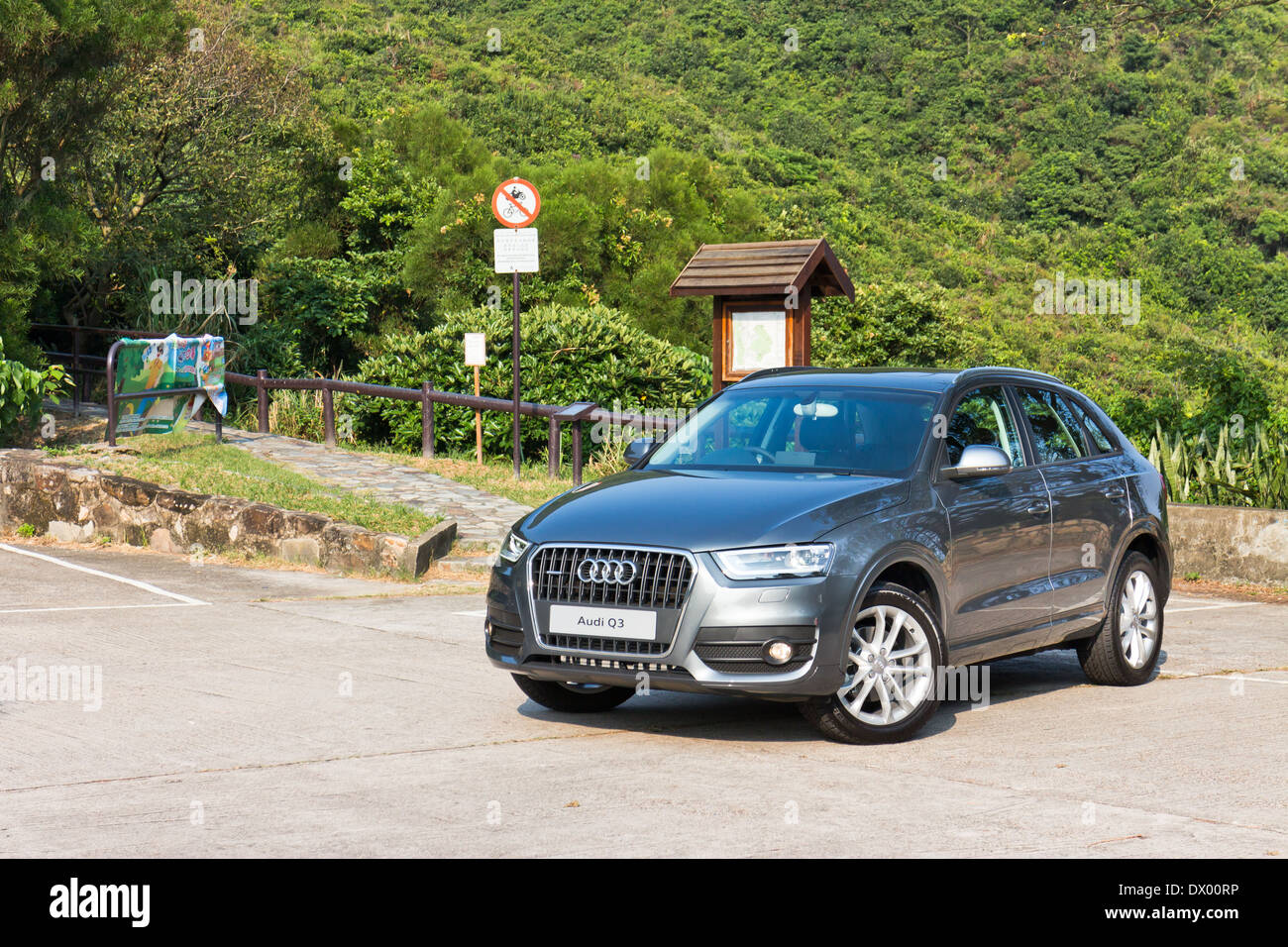 Audi Q3 SUV 2013 Modell mit neuen Bodykit Stockfotografie Alamy