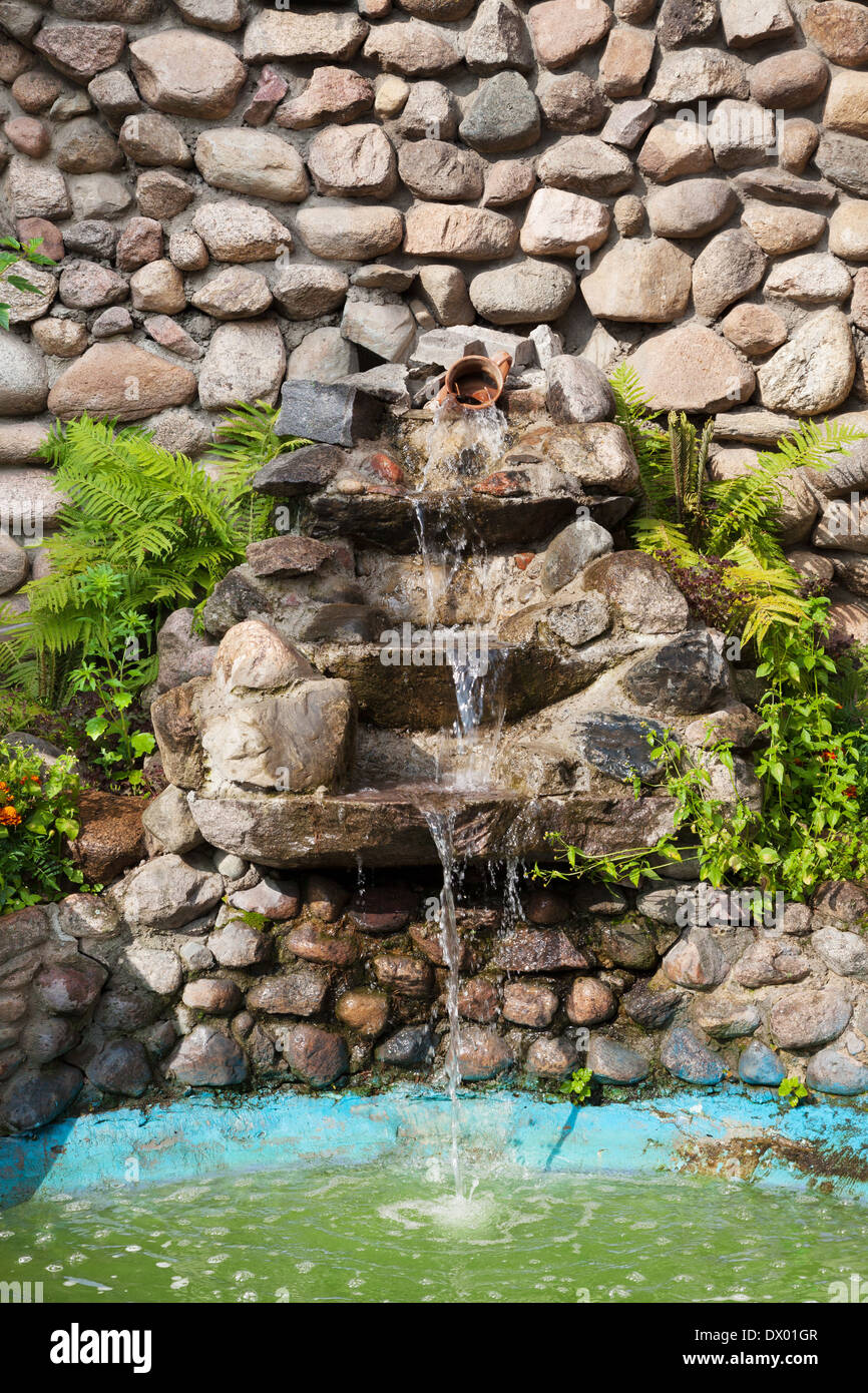 Dekorative Garten Wasserfall Und Teich Stein Stockfoto Bild