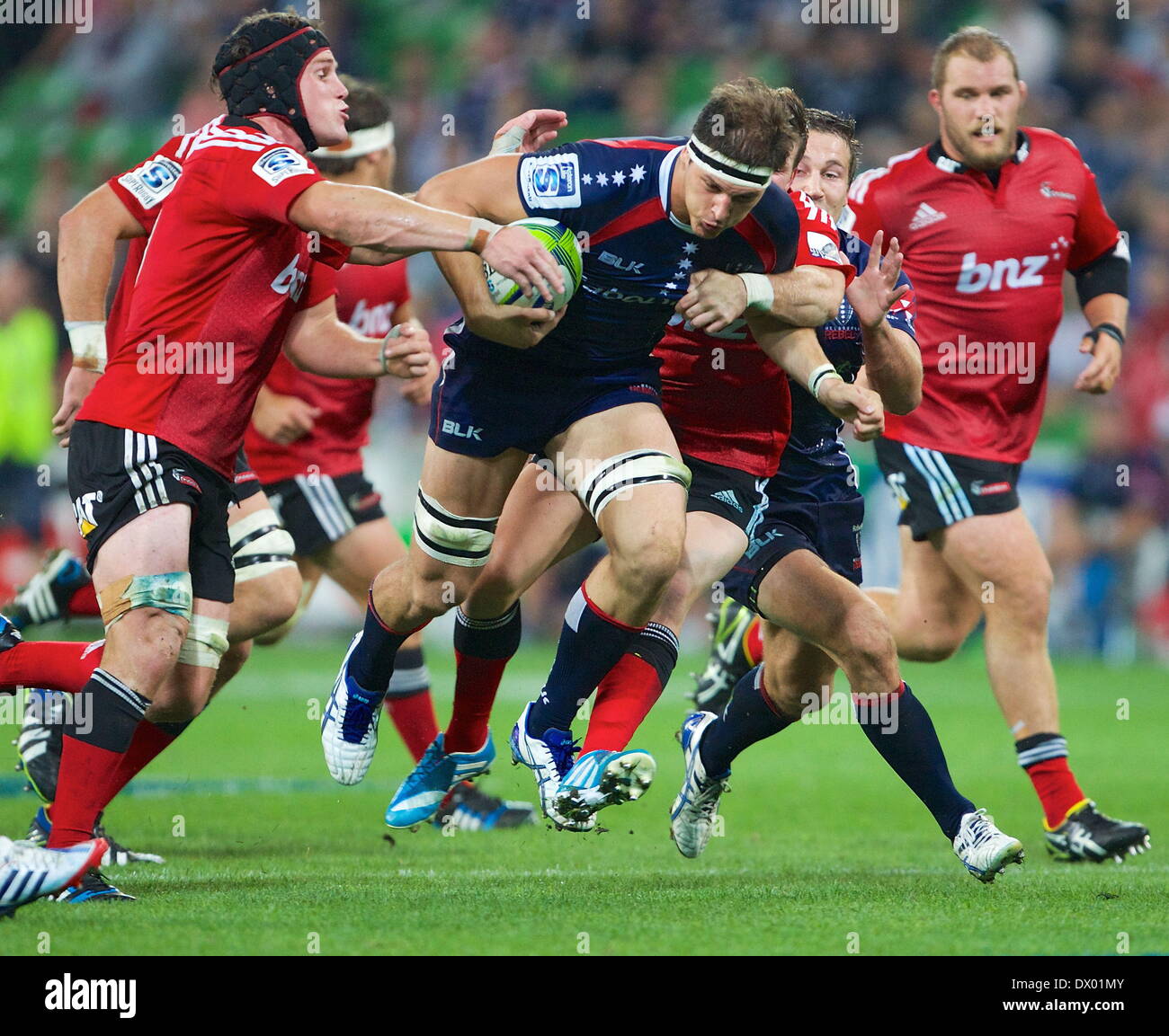 Melbourne, Australien. 14. März 2014. LUKE JONES der Melbourne Rebellen ist mit dem Ball in den 5 Vorrundenspiel zwischen Melbourne Rebellen und Kreuzfahrer während der australischen Super Rugby-Saison 2013/2014 im AAMI Park geheftet. Bildnachweis: Tom Griffiths/ZUMA Wire/ZUMAPRESS.com/Alamy Live-Nachrichten Stockfoto