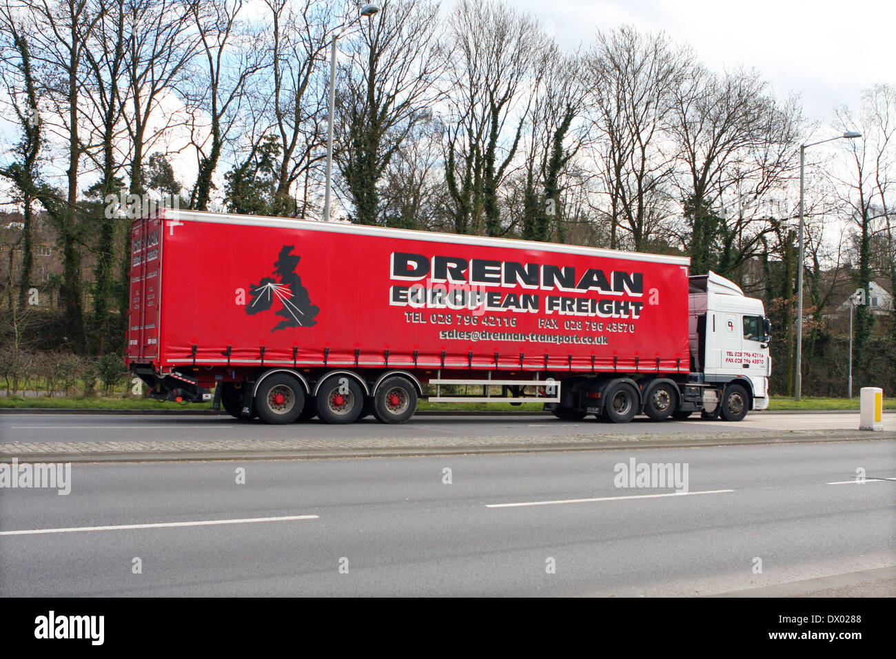 Ein Sattelschlepper Reisen entlang der A23-Straße in Coulsdon, Surrey, England Stockfoto