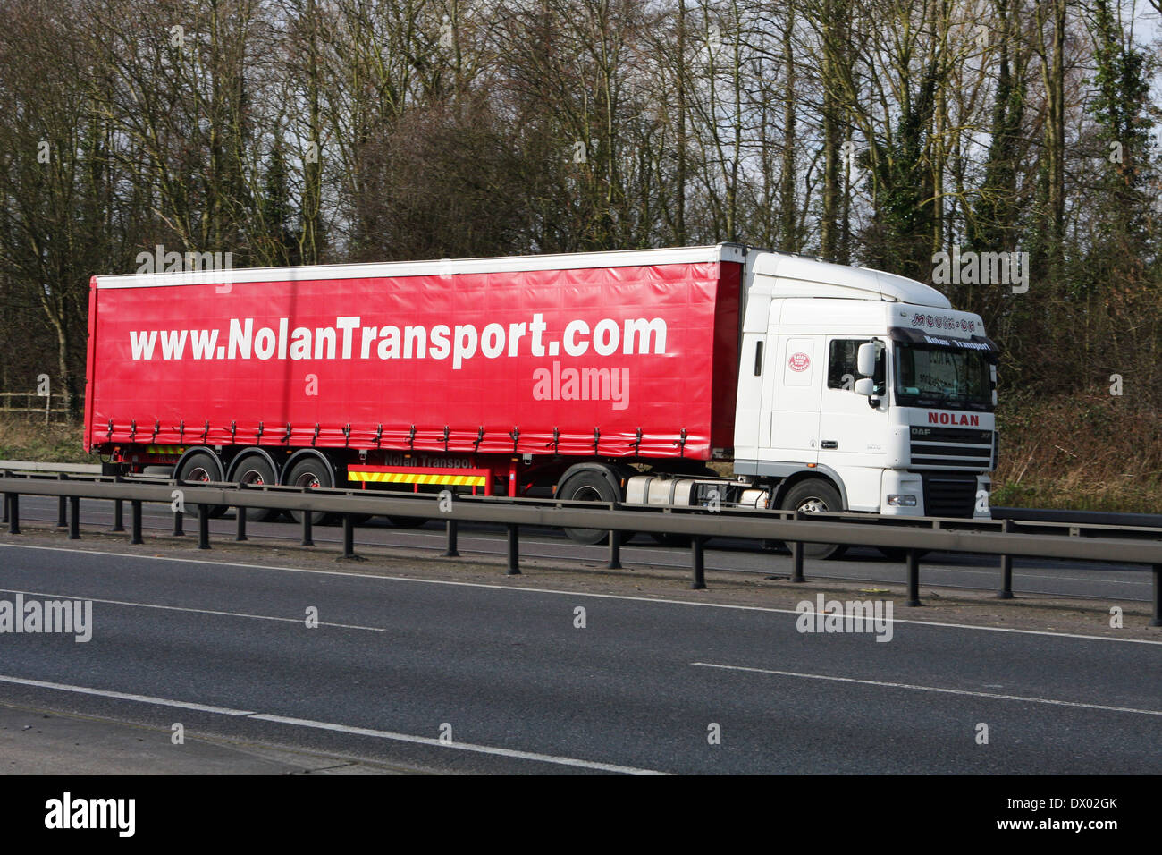 Ein LKW Reisen entlang der A12-Straße in Essex, England Stockfoto