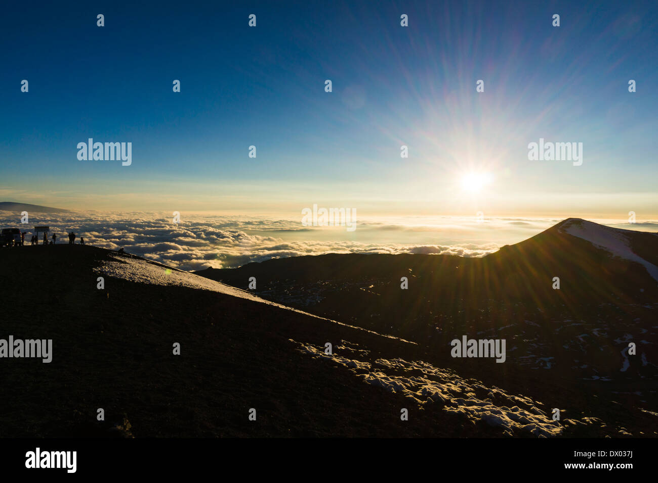 Touristen versammeln sich am Mauna Kea Gipfel (13.803 ft/4.207 m), um den Sonnenuntergang zu beobachten. Big Island von Hawaii Stockfoto