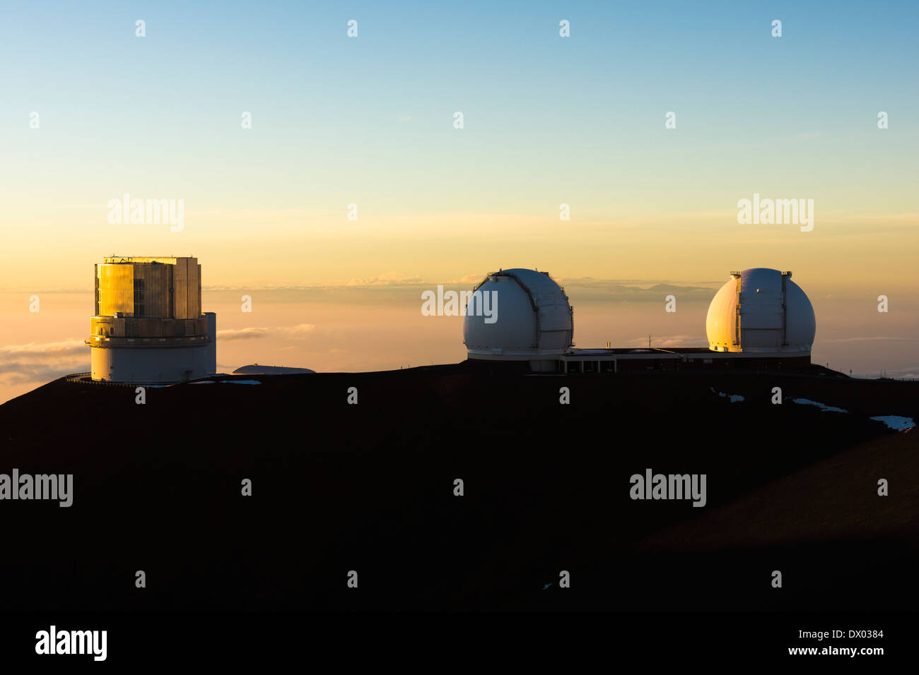 Teleskope am Mauna Kea Gipfel kurz vor Sonnenuntergang. Big Island von Hawaii. Stockfoto