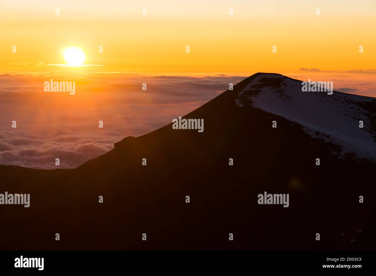 Sonnenuntergang vom Mauna Kea Gipfel (13.803 ft/4.207 m). Big Island von Hawaii. Stockfoto