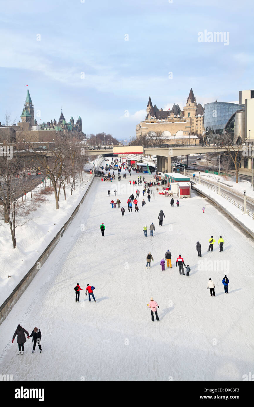 Rideau-Kanal Eisbahn, Parlament von Kanada im Winter, Ottawa Stockfoto