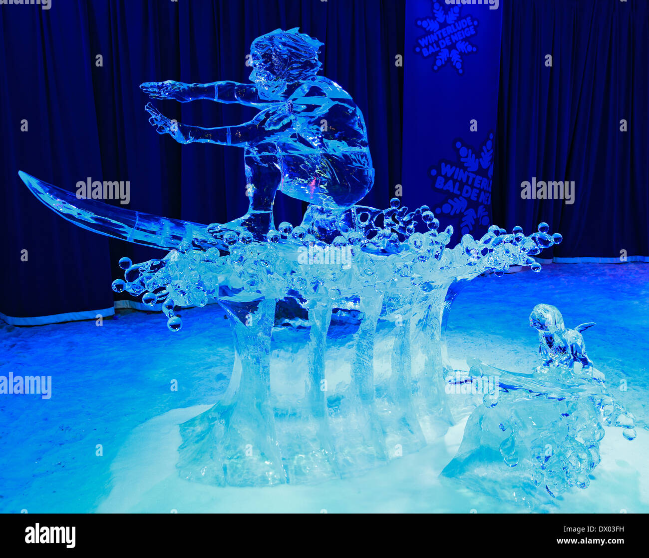 IIce Skulptur des Surfers, beleuchtet in der Nacht in Confederation Park, Winterlude Event, Ottawa, Kanada Stockfoto