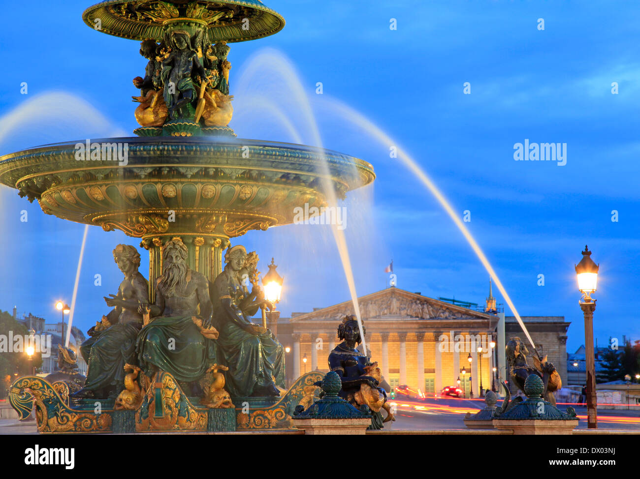Brunnen in Place De La Concorde in der Abenddämmerung, Paris, Frankreich Stockfoto