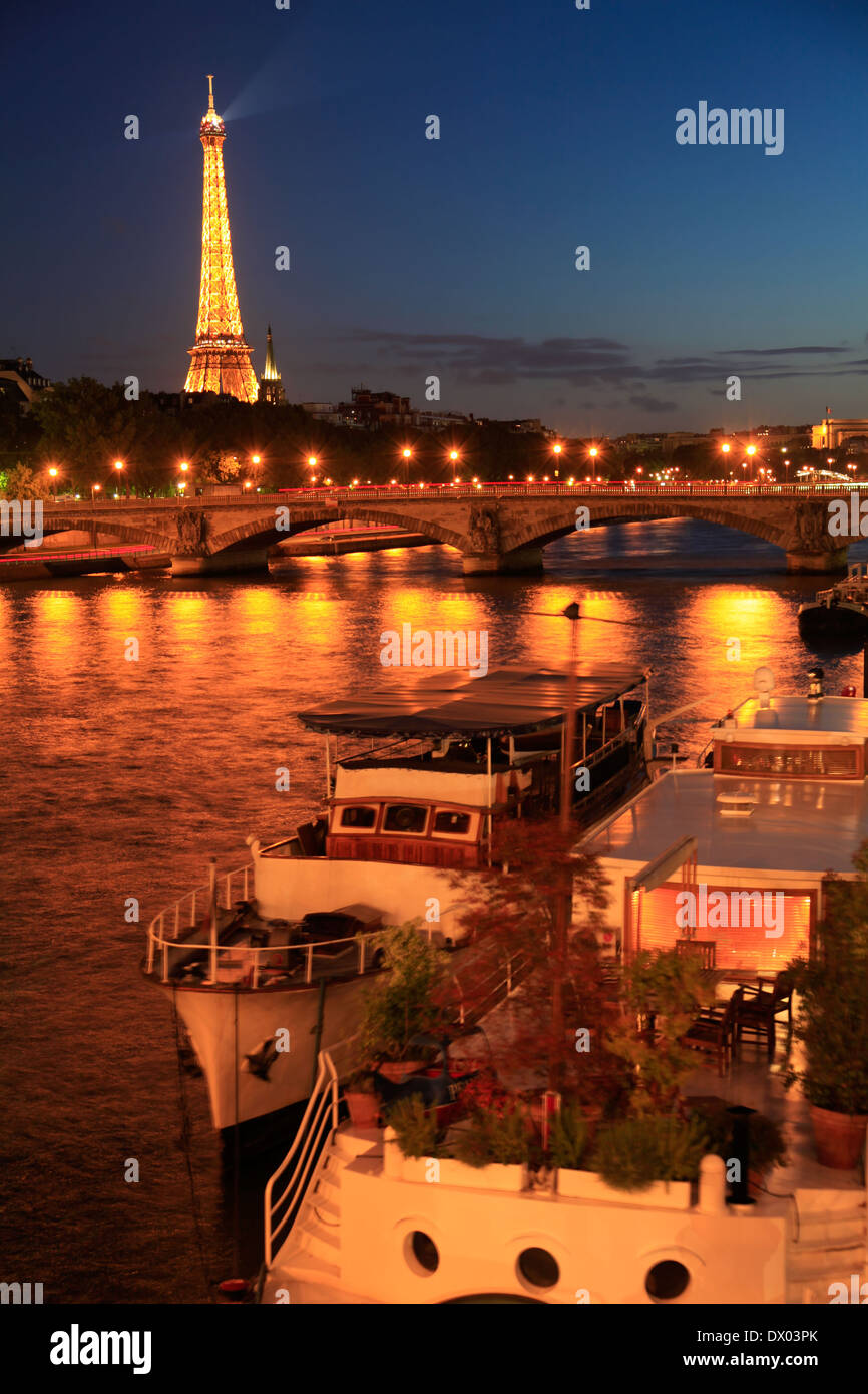 Eiffelturm und Seine in der Abenddämmerung, Paris, Frankreich Stockfoto